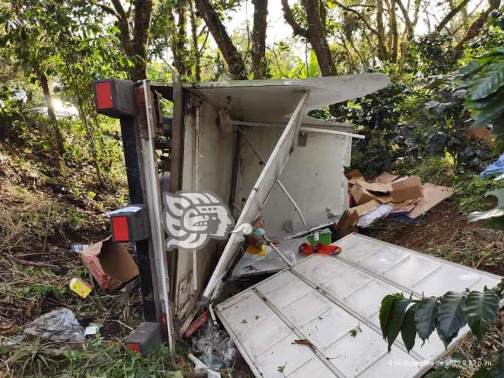 Vuelca camioneta cargada de dulces en la carretera Coatepec- Xico