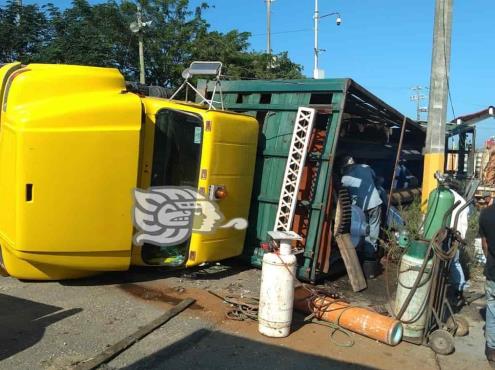 Vuelca camión en la Antigua a Minatitlán; Le ganó el peso de la carga
