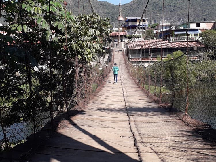 ¡Peligro latente! Una tabla rota en el puente colgante enciende alertas en Jalcomulco