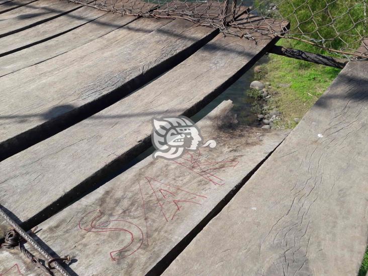 ¡Peligro latente! Una tabla rota en el puente colgante enciende alertas en Jalcomulco