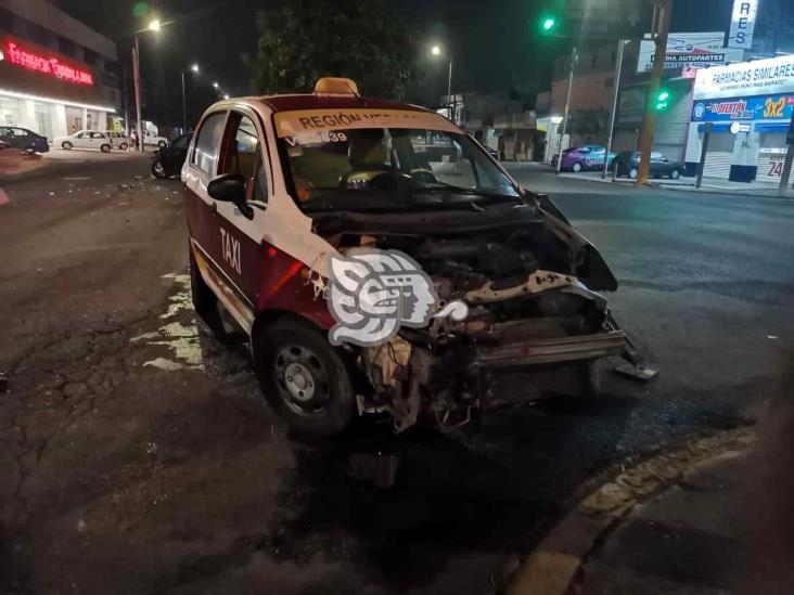 Choque entre dos unidades deja severos daños materiales en colonia Centro