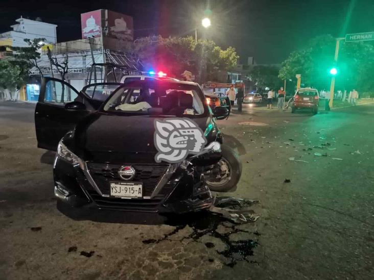 Choque entre dos unidades deja severos daños materiales en colonia Centro