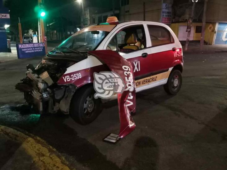 Choque entre dos unidades deja severos daños materiales en colonia Centro