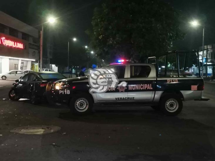 Choque entre dos unidades deja severos daños materiales en colonia Centro