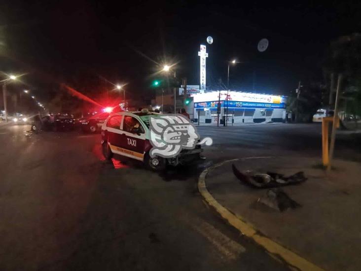 Choque entre dos unidades deja severos daños materiales en colonia Centro