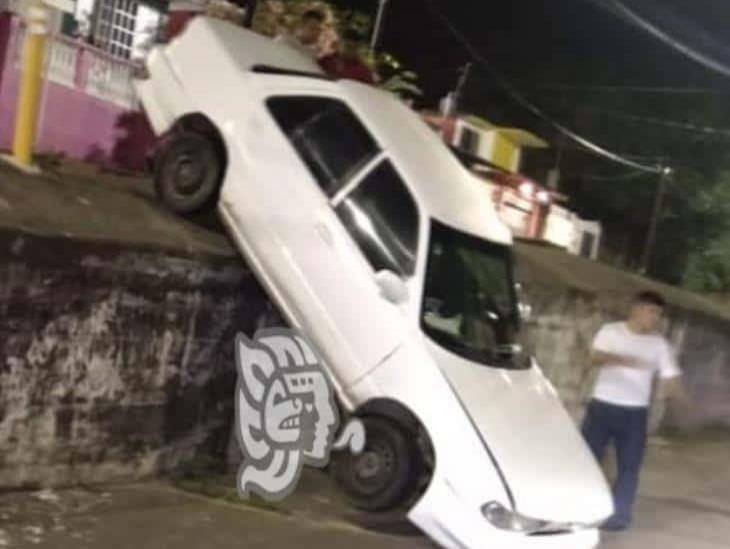 En Minatitlán, automóvil se va en desnivel