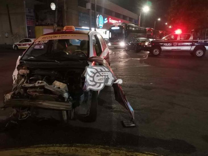 Choque entre dos unidades deja severos daños materiales en colonia Centro