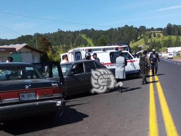 Cinco heridos deja choque de frente de dos autos en Joya Chica