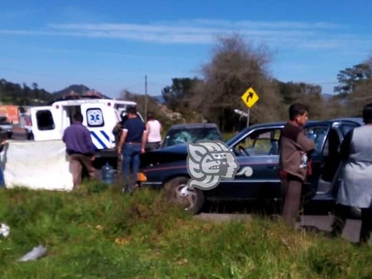 Cinco heridos deja choque de frente de dos autos en Joya Chica