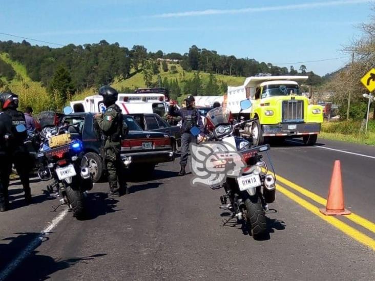 Cinco heridos deja choque de frente de dos autos en Joya Chica