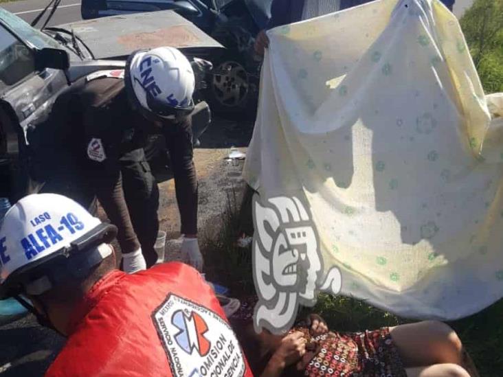 Cinco heridos deja choque de frente de dos autos en Joya Chica