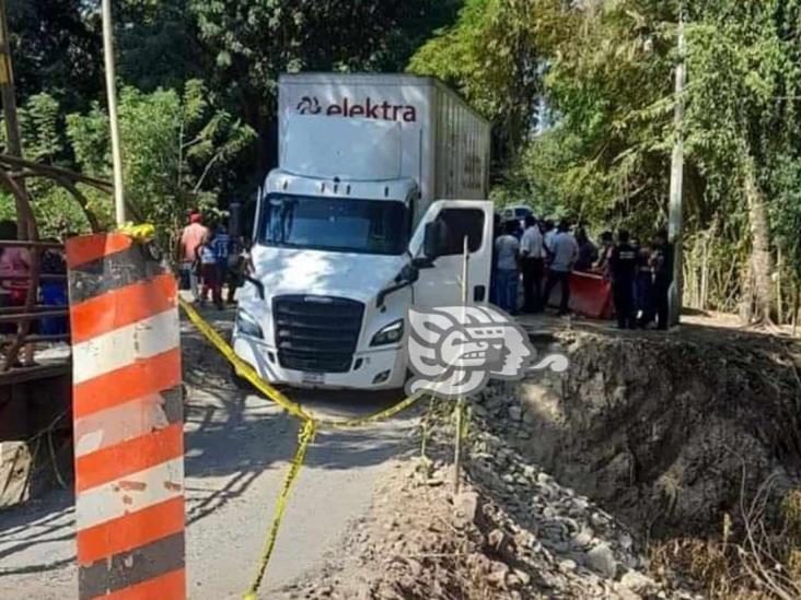 Habitantes de Santa Cruz, en Misantla, hartos del tráfico pesado