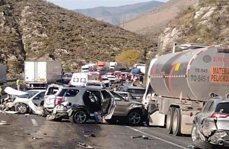 Tráiler se queda sin frenos y se impacta contra 16 autos; hay cuatro muertos