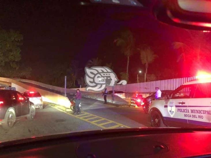 Pipa con amoniaco se atora en puente de Boca del Río