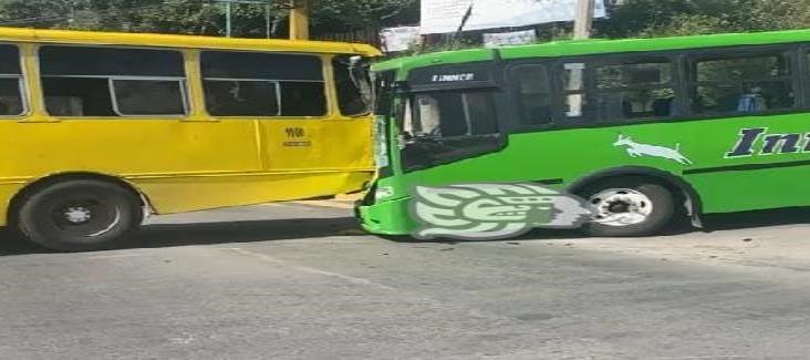 Chocan 2 autobuses de pasaje en Rébsamen, en Xalapa; al menos 5 pasajeros heridos