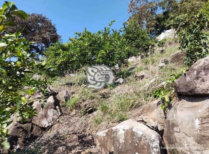 Al fondo de un barranco, bomberos de Coatepec rescatan a octogenario en Tuzamapan