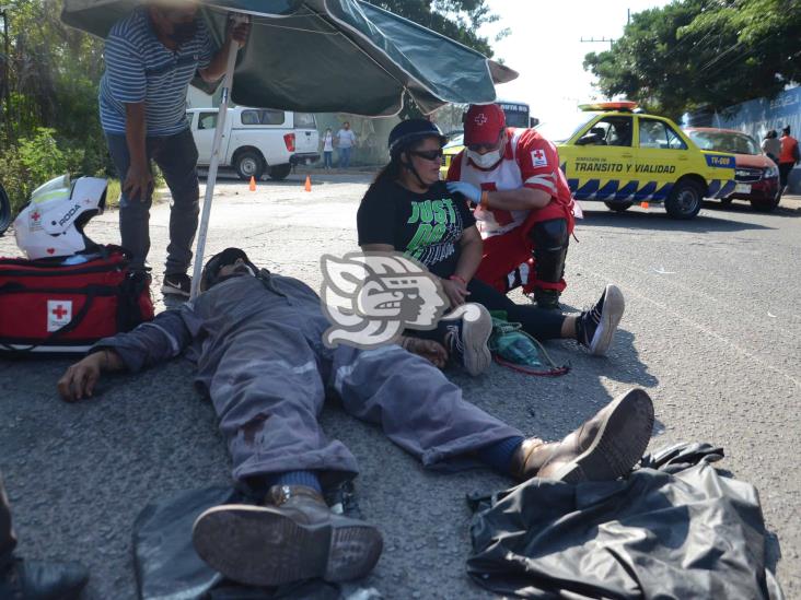 Choque entre moto y vehículo deja dos personas heridas