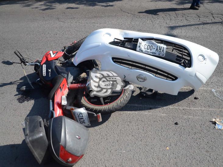 Choque entre moto y vehículo deja dos personas heridas