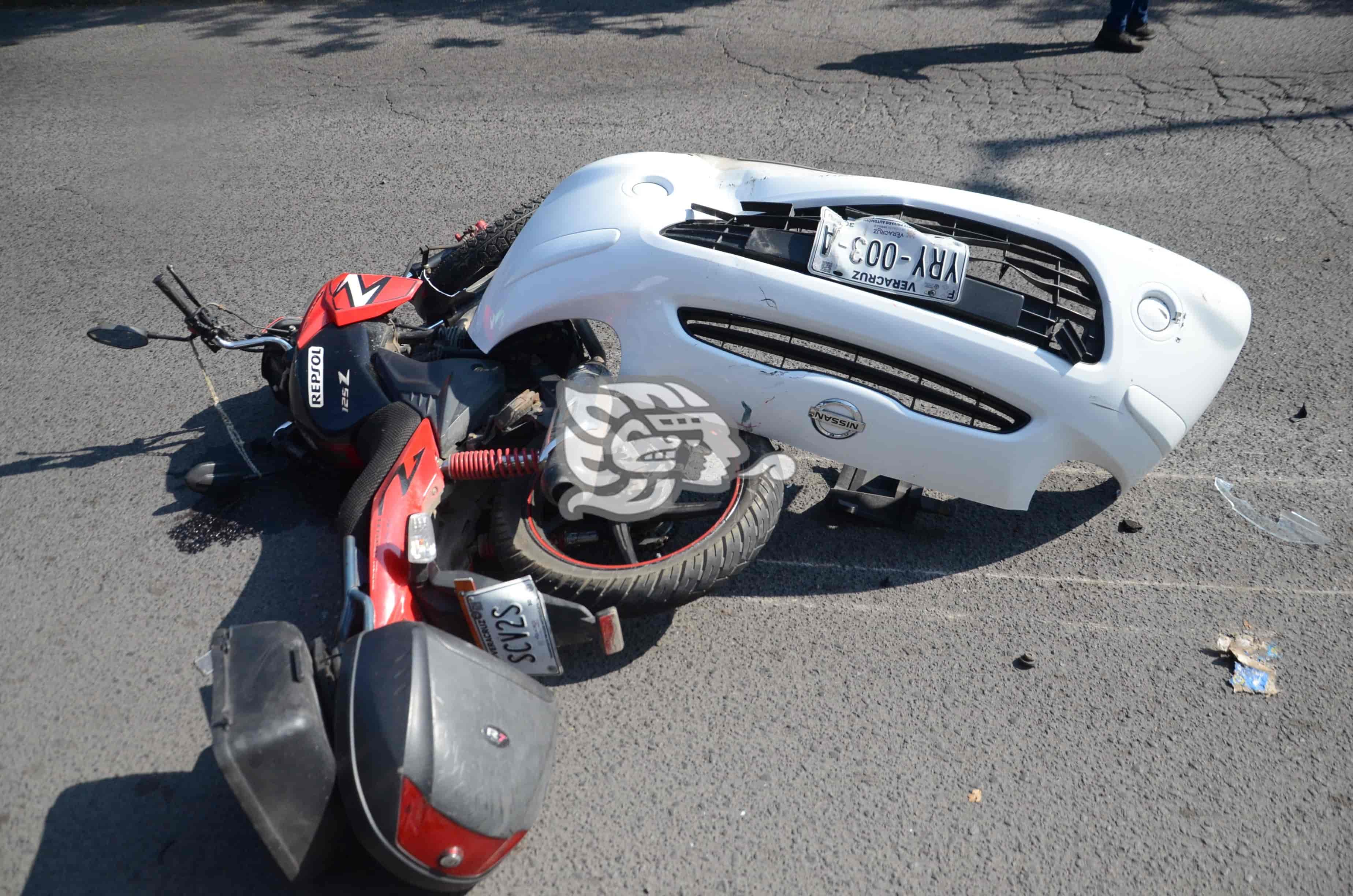 Choque Entre Moto Y Vehículo Deja Dos Personas Heridas