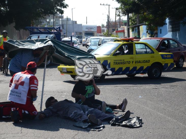 Choque entre moto y vehículo deja dos personas heridas