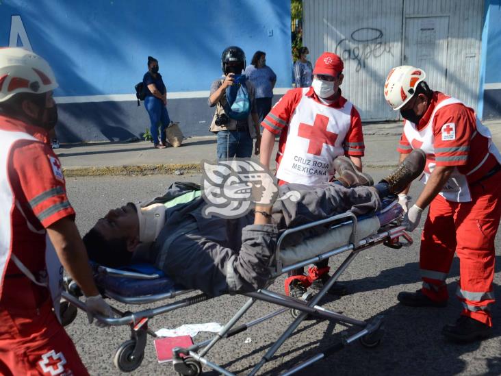 Choque entre moto y vehículo deja dos personas heridas