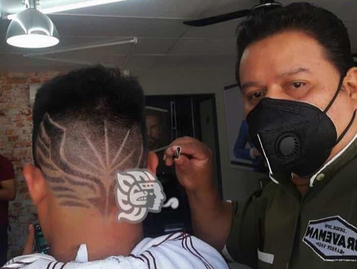 Con su barber shop, Enrique revoluciona una tradición familiar