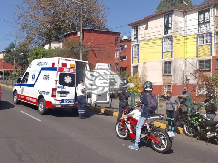 En Xalapa, auto impacta a motociclista en Rébsamen