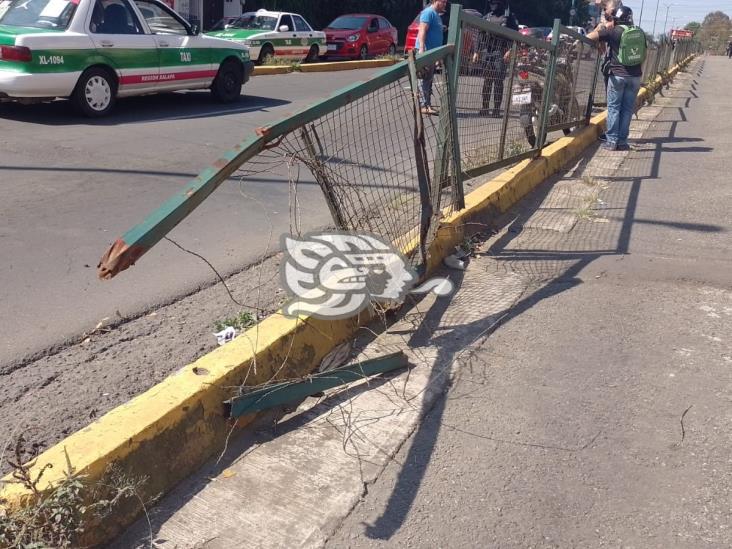 En Xalapa, auto impacta a motociclista en Rébsamen