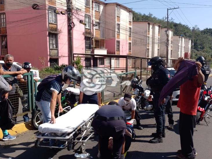 En Xalapa, auto impacta a motociclista en Rébsamen