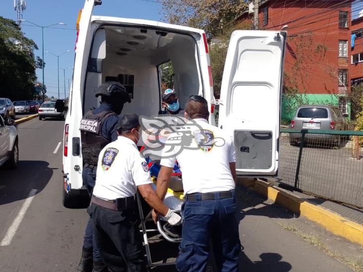 En Xalapa, auto impacta a motociclista en Rébsamen