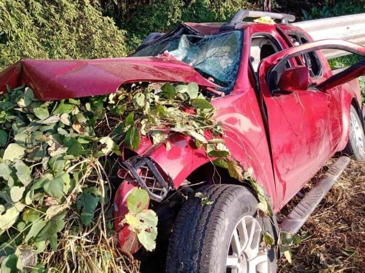 Vuelca camioneta en Paso del Cedro