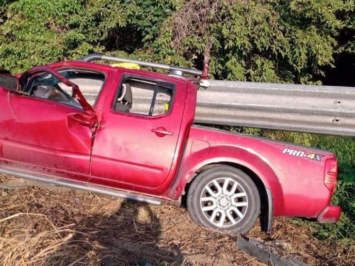 Vuelca camioneta en Paso del Cedro