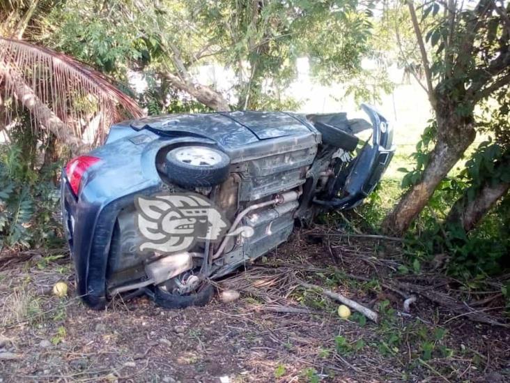 Vuelca vehículo sobre la carretera Misantla-Martínez de la Torre; hay un lesionado