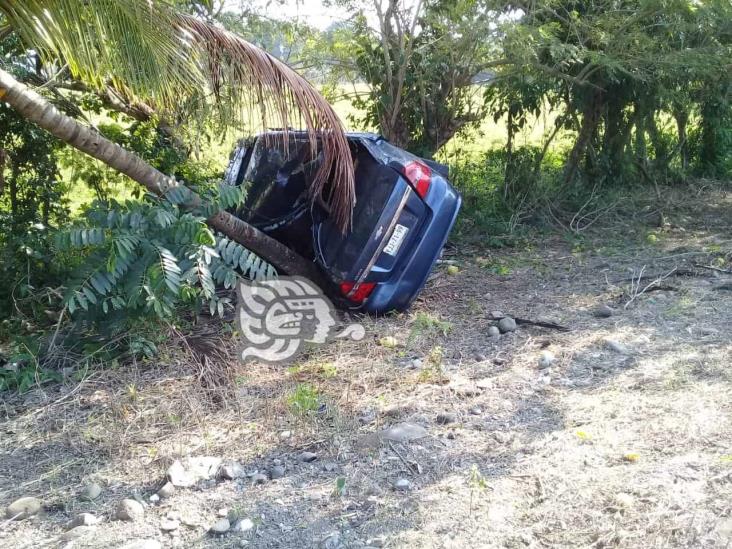 Vuelca vehículo sobre la carretera Misantla-Martínez de la Torre; hay un lesionado