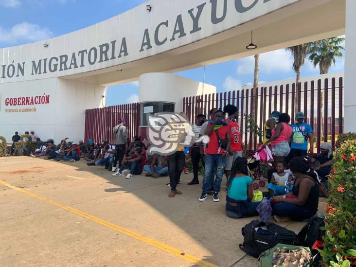 Haitianos permanecen en protesta afuera de estación migratoria