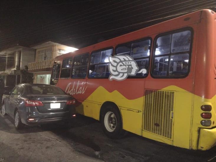 Tras choque, autobús se incrusta en una vivienda de Orizaba