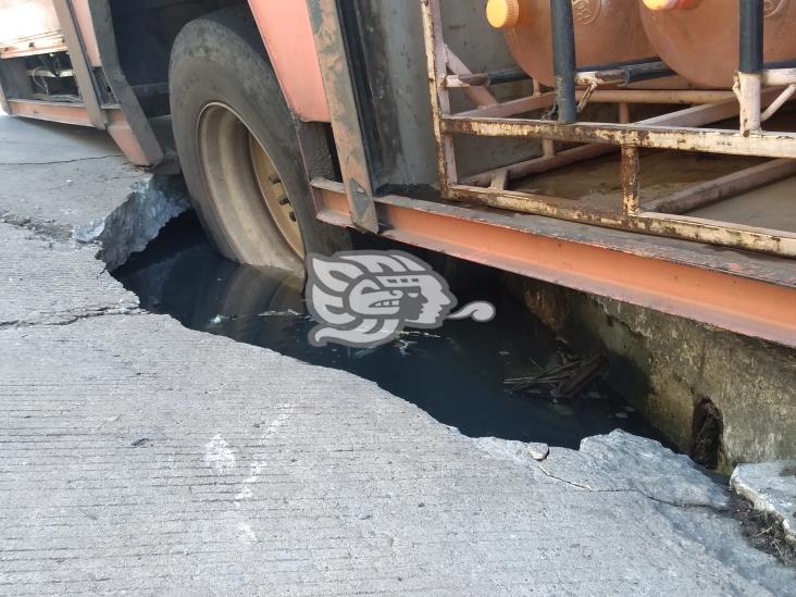 Se hunde camión repartidor de agua en Los Almendros