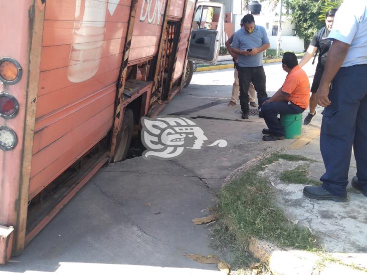 Se hunde camión repartidor de agua en Los Almendros