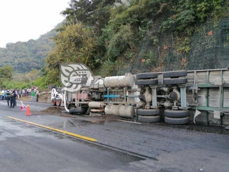 ¿Mala suerte? Tráiler sufre dos accidentes en la Puebla-Veracruz