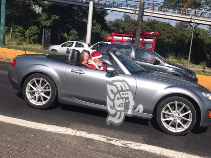 ¡Santa Claus llegó a Xalapa en automóvil deportivo convertible y con muñeca inflable!