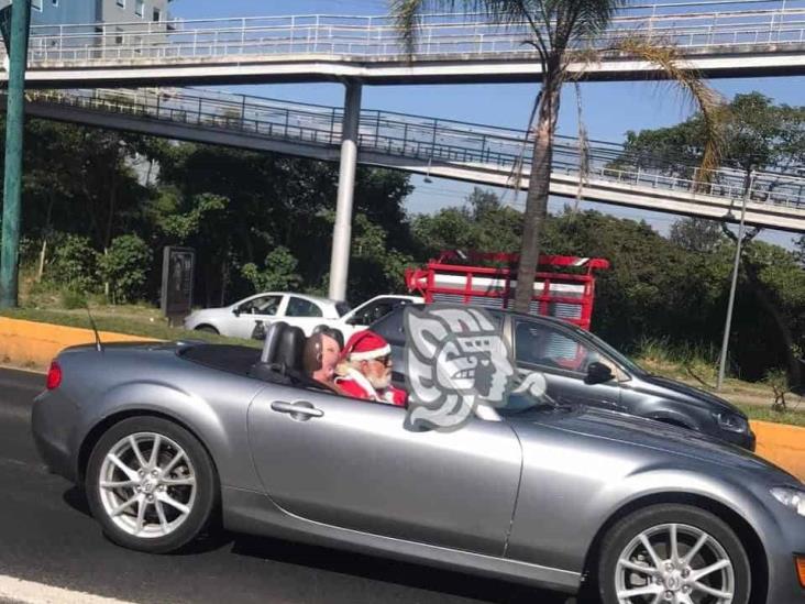 ¡Santa Claus llegó a Xalapa en automóvil deportivo convertible y con muñeca inflable!