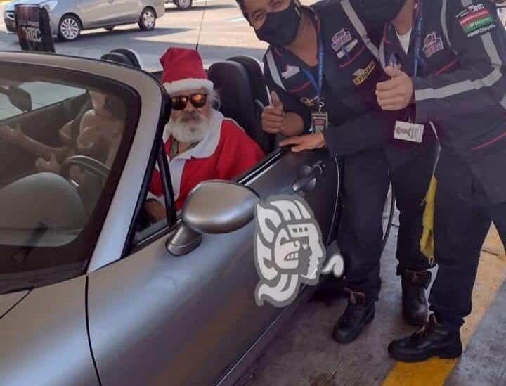 ¡Santa Claus llegó a Xalapa en automóvil deportivo convertible y con muñeca inflable!