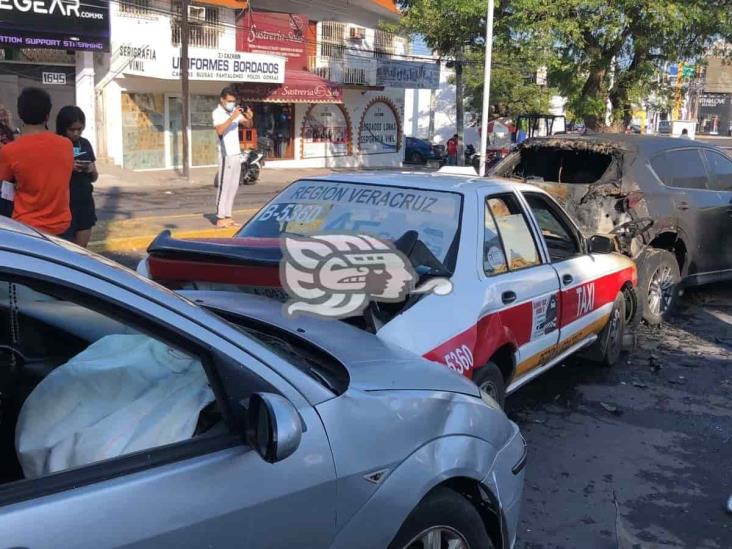 Se incendian tres vehículos tras aparatosa carambola en fraccionamiento de Veracruz