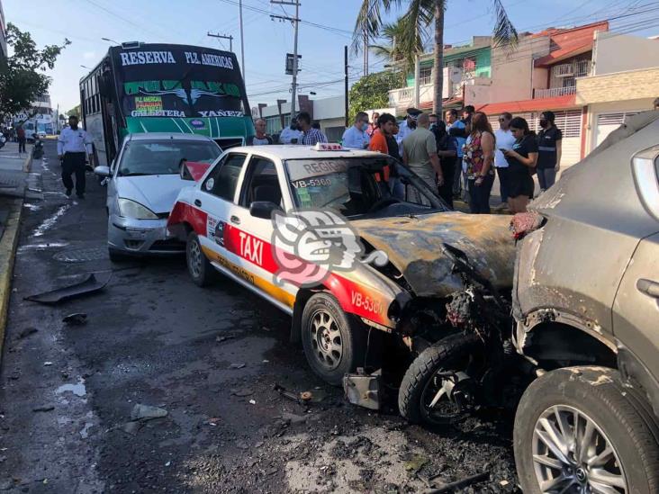 Se incendian tres vehículos tras aparatosa carambola en fraccionamiento de Veracruz