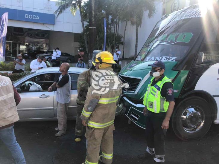 Se incendian tres vehículos tras aparatosa carambola en fraccionamiento de Veracruz