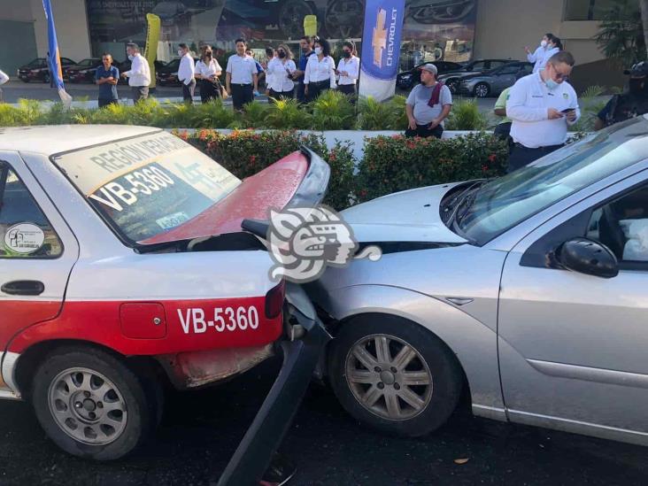 Se incendian tres vehículos tras aparatosa carambola en fraccionamiento de Veracruz