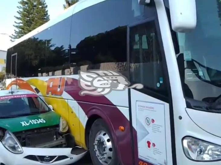Accidente automovilístico dejó daños materiales en avenida Lázaro Cárdenas de Xalapa