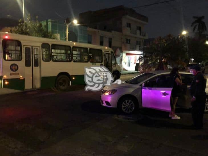 Fuerte percance automovilístico en Veracruz; daños materiales y una persona lesionada