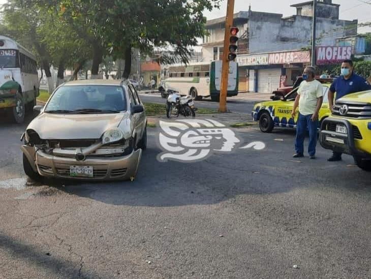 Choca automóvil contra camioneta de carga en Cuauhtémoc