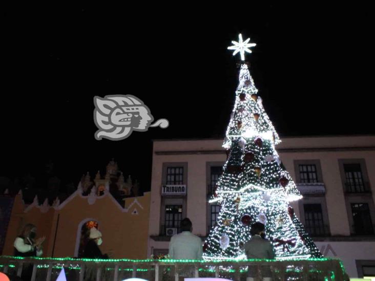 Entre luces y colores, Cuitláhuac encabeza encendido del árbol navideño en Xalapa